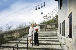 Les mariés dans les escaliers conduisant à La Bastille à Grenoble